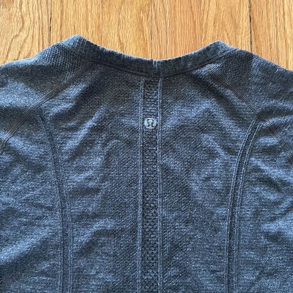 Lululemon Sz 10 Run Swiftly short sleeve shirt great pre owned condition - Picture 5 of 5